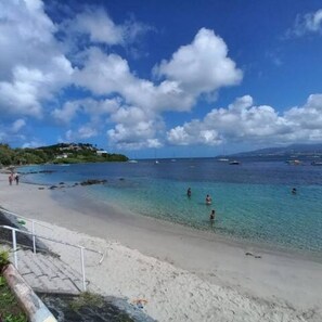 På stranden og solsenger