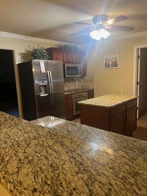 Fridge, microwave, oven, stovetop - Family Friendly Cul-de-sac (Amarillo)