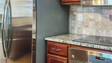 Jääkaappi, mikroaaltouuni, uuni, liesi