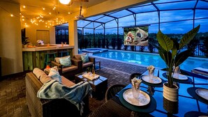 Un bar en la azotea con piscina, mesas al aire libre y un amplio ventanal con vistas al paisaje.