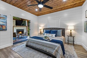 2 bedrooms, iron/ironing board, free WiFi, bed sheets - Fleur de Lake- 2 King Bedrooms w/ Loft & Hot Tub- Minutes from State Park (Broken Bow)