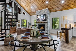 Dining - Fleur de Lake- 2 King Bedrooms w/ Loft & Hot Tub- Minutes from State Park (Broken Bow)