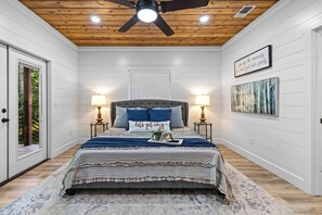 2 bedrooms, iron/ironing board, free WiFi, bed sheets - Fleur de Lake- 2 King Bedrooms w/ Loft & Hot Tub- Minutes from State Park (Broken Bow)