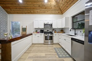 Fridge, microwave, oven, stovetop - Fleur de Lake- 2 King Bedrooms w/ Loft & Hot Tub- Minutes from State Park (Broken Bow)