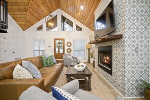 Smart TV, fireplace, foosball - Fleur de Lake- 2 King Bedrooms w/ Loft & Hot Tub- Minutes from State Park (Broken Bow)