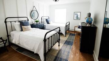 2 Schlafzimmer, Schreibtisch, Bügeleisen/Bügelbrett, Reisekinderbett