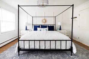 2 bedrooms, desk, iron/ironing board, travel cot - Main Street Suite - Millpond Inn (Clarkston)