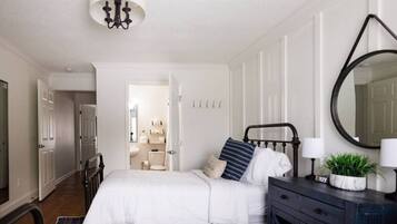 2 Schlafzimmer, Schreibtisch, Bügeleisen/Bügelbrett, Reisekinderbett