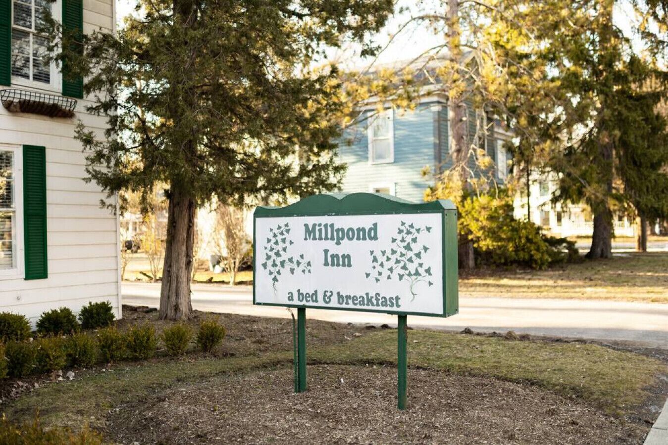 Señal del Millpond Inn, que indica que ofrece alojamiento y desayuno.