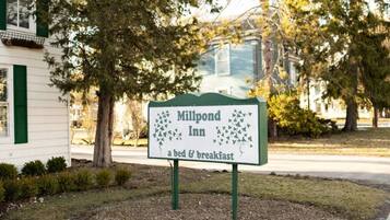 Señal del Millpond Inn, que indica que ofrece alojamiento y desayuno.