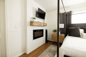 1 bedroom, desk, iron/ironing board, travel crib - The 1842 Suite - Millpond Inn (Clarkston)
