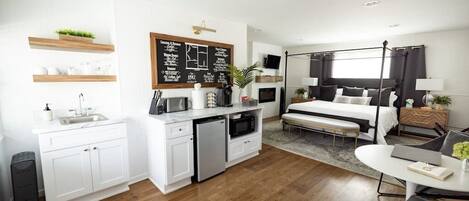 1 間睡房、書桌、熨斗/熨衫板、可攜式嬰兒床