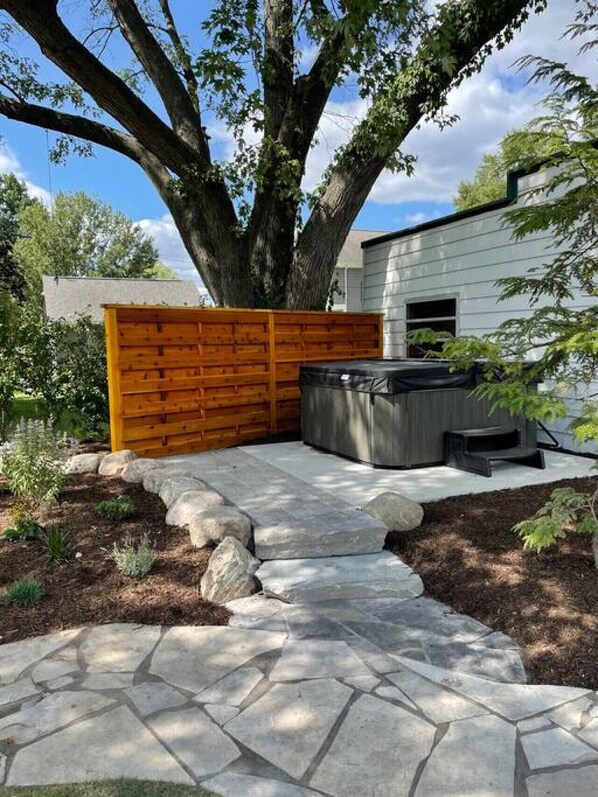 Outdoor spa tub