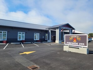 Exterior - The Fireside Inn (Long Beach)