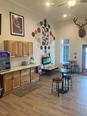 Free daily continental breakfast - The Fireside Inn (Long Beach)