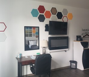 Standard Single Room, 1 King Bed | Premium bedding, down comforters, individually decorated - The Fireside Inn (Long Beach)