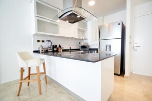 Kühlschrank, Herdplatte, Wasserkocher mit Kaffee-/Teezubehör