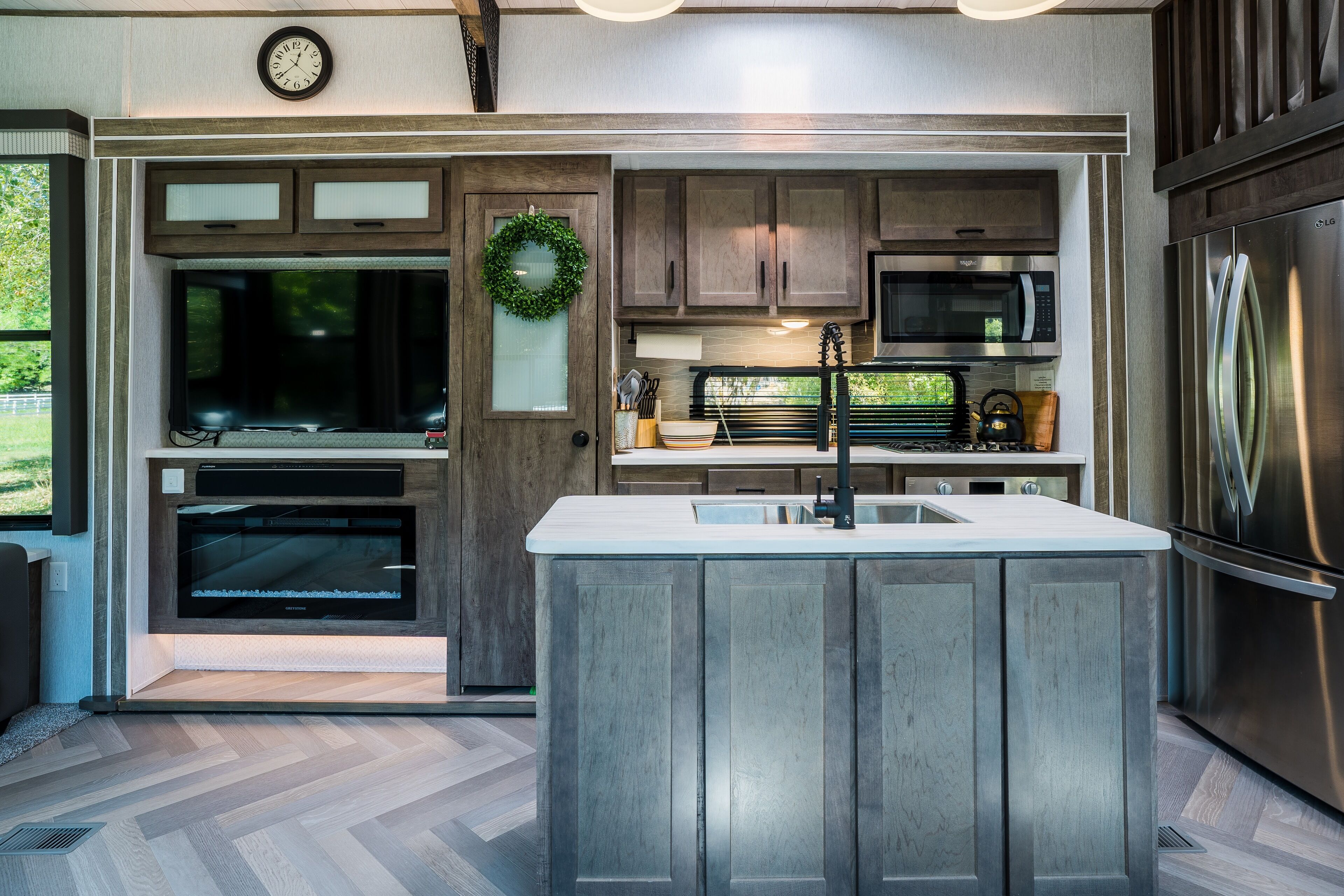 Luxury RV: No Chores! Rogue River, Private Dock