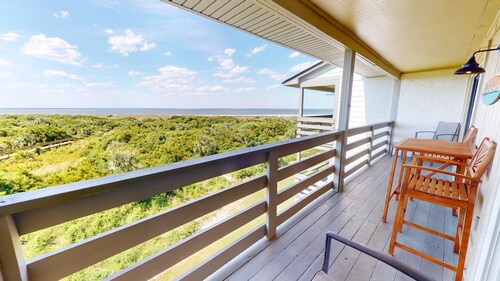 Cozy Vibes & Stunning Views + Community Pool, Beach Access!
