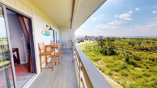 Cozy Vibes & Stunning Views + Community Pool, Beach Access!