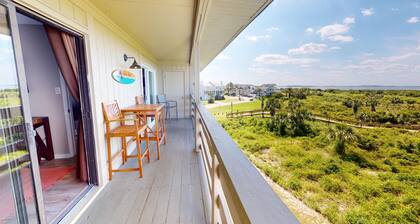 Cozy Vibes & Stunning Views + Community Pool, Beach Access!