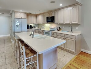 Jääkaappi, mikroaaltouuni, uuni, liesi