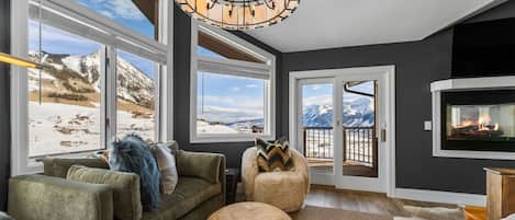 Télévision, cheminée