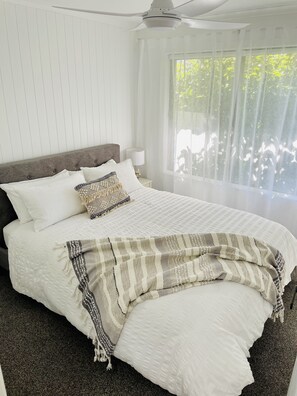 3 bedrooms, iron/ironing board, travel cot, WiFi - Hibiscus Beach Cottage only 3 minutes walk to the main beach (Merimbula)