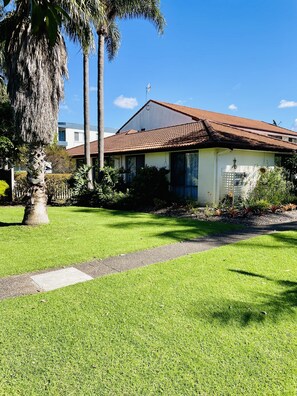 Exterior - Hibiscus Beach Cottage only 3 minutes walk to the main beach (Merimbula)