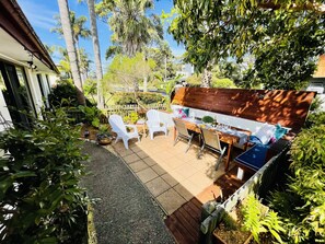 Outdoor dining - Hibiscus Beach Cottage only 3 minutes walk to the main beach (Merimbula)