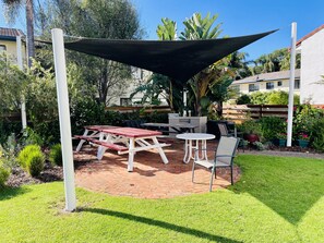 Outdoor dining - Hibiscus Beach Cottage only 3 minutes walk to the main beach (Merimbula)