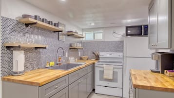 Frigorifero, microonde, forno, piano cottura