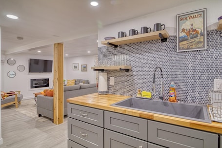 Interior. Downtown Oasis! 2 bedroom w/ office
