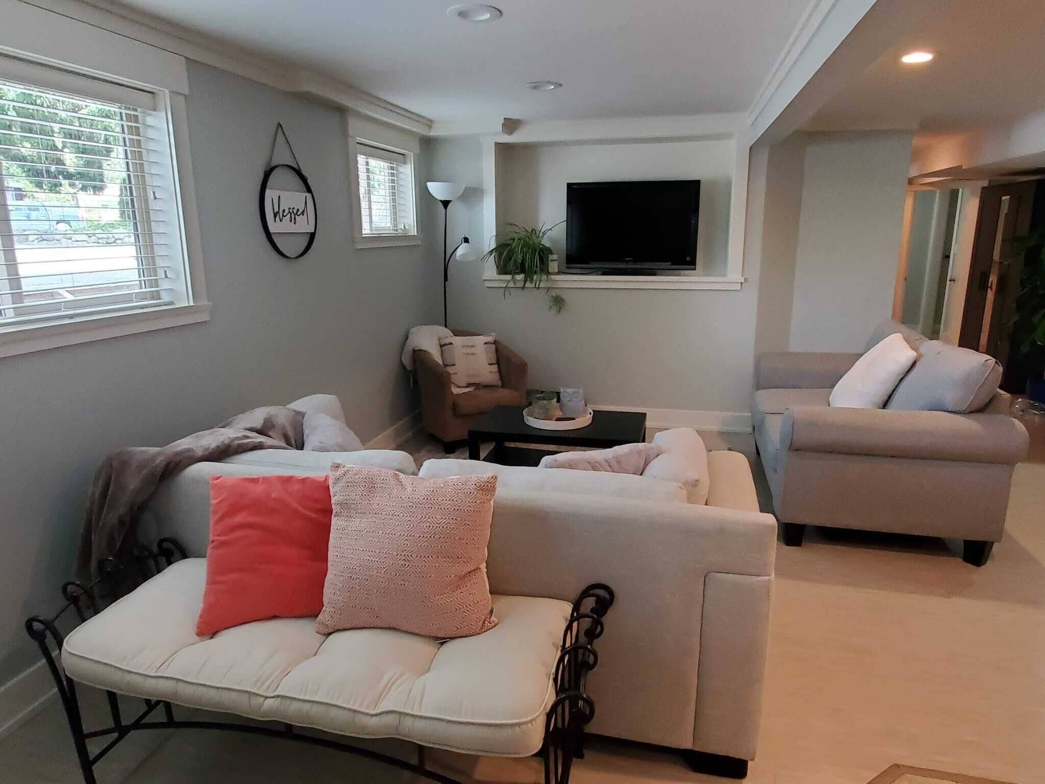 Cozy & Bright 3 Bedroom, 2 Bath Basement Suite