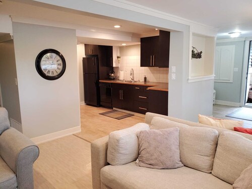 Cozy & Bright 3 Bedroom, 2 Bath Basement Suite 