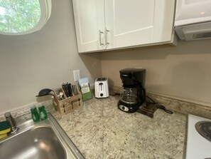 Een koelkast, een oven, een koffiezetapparaat/waterkoker