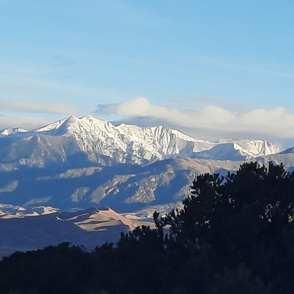 Cordillera con picos nevados y cielo despejado.