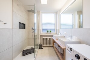 Ducha, secador de pelo, toallas, papel higiénico