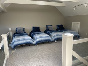 4 bedrooms, in-room safe, free WiFi, bed sheets - The Spacious Canal Condo (Caseville)