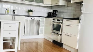 Fridge, oven, dishwasher, coffee/tea maker