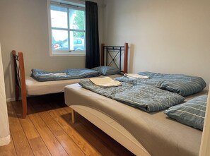 2 bedrooms, free WiFi, bed sheets - Garden apartment by the sea, close to beach (Vestland)