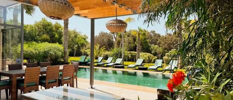 Outdoor pool, a heated pool