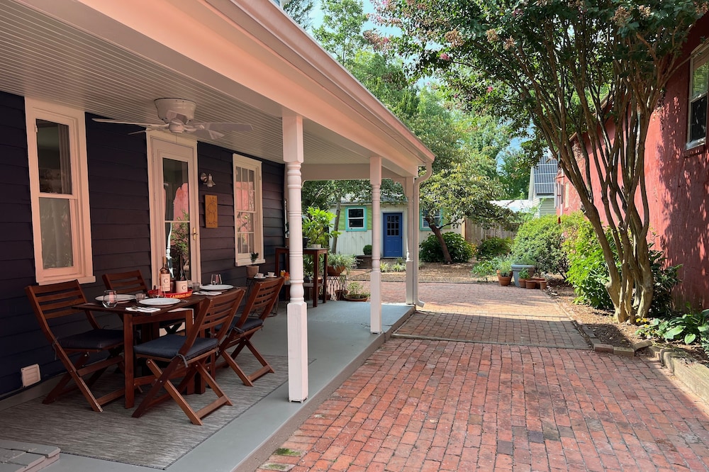Historic Downtown Garden Oasis with Private Patio