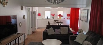 Remodeled 2 Bedroom Private Home 1 Full bath/kitchen/living room w/ BIG SMART TV