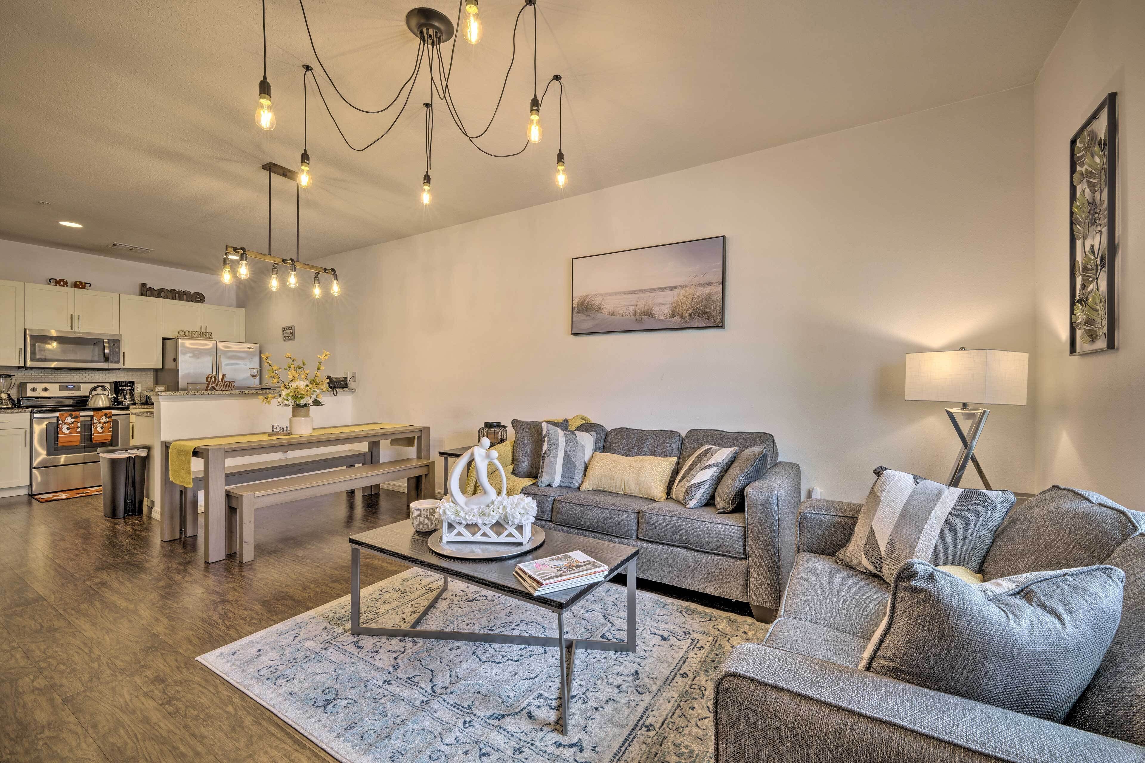 Charming Kissimmee Villa ~ 7 Mi to Disney!