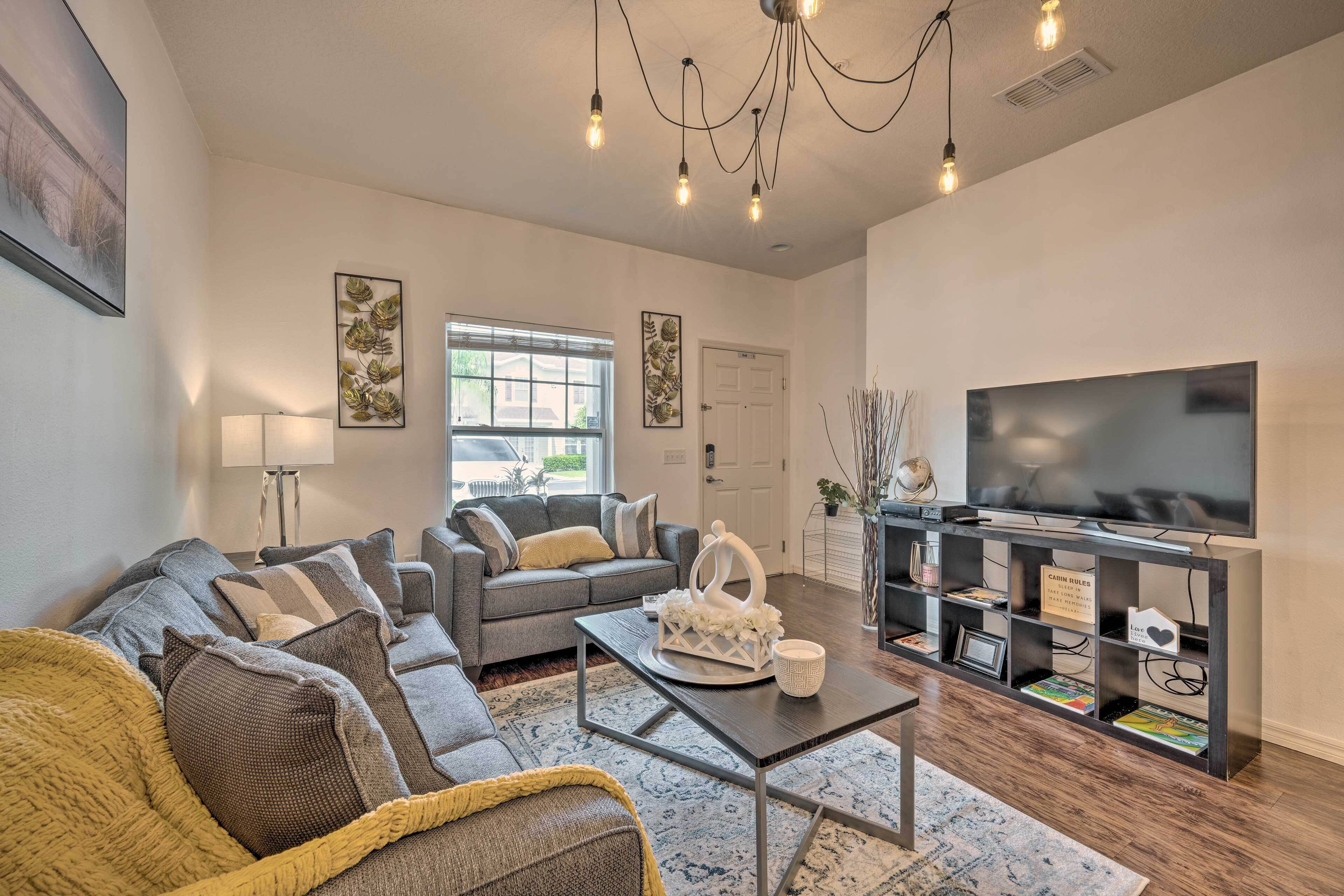 Charming Kissimmee Villa ~ 7 Mi to Disney!