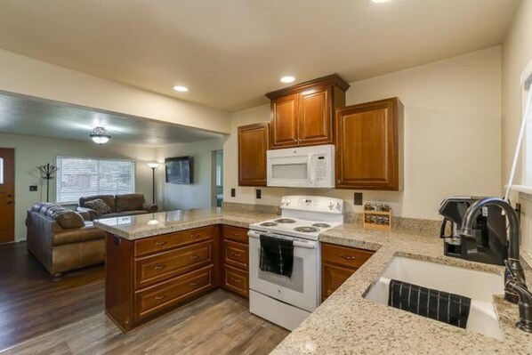 Refrigerador, microondas, horno y parrilla de estufa 