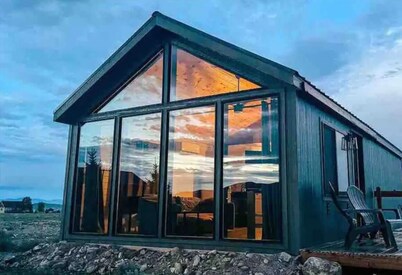 lturas 2: Clean, Modern 2BR Cabin, Big Windows for Big Mountain View’s