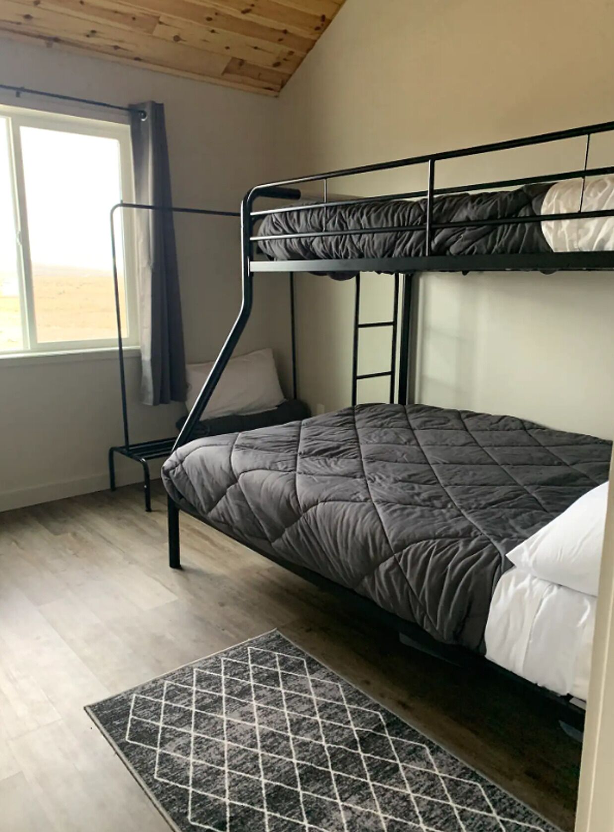 lturas 2: New Modern 2BR Cabin, Big Windows for Big Mountain Views