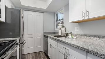 Frigorífic, microones, forn i placa de cuina